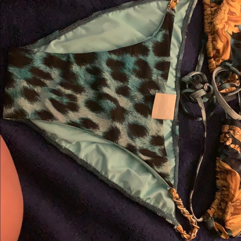 Bikini - Picture 2 of 3